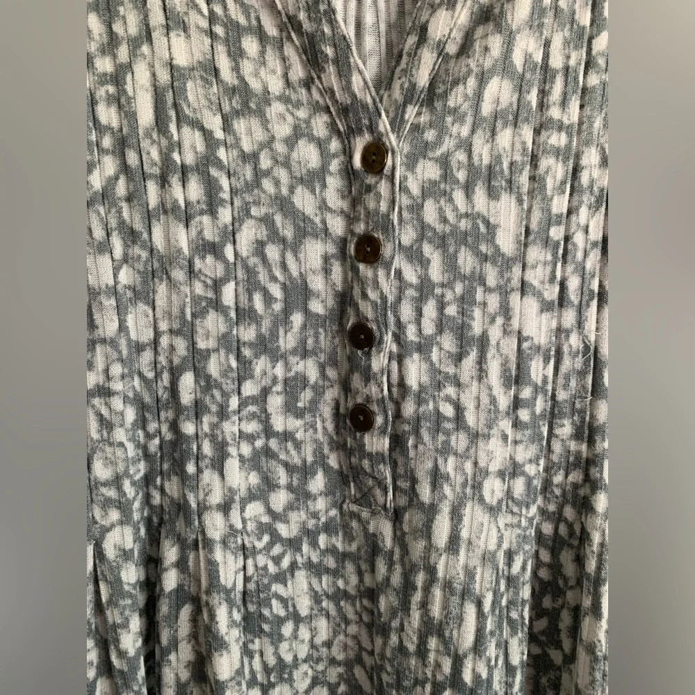 New Directions Gray Patterned Women's Top - Picture 3 of 5